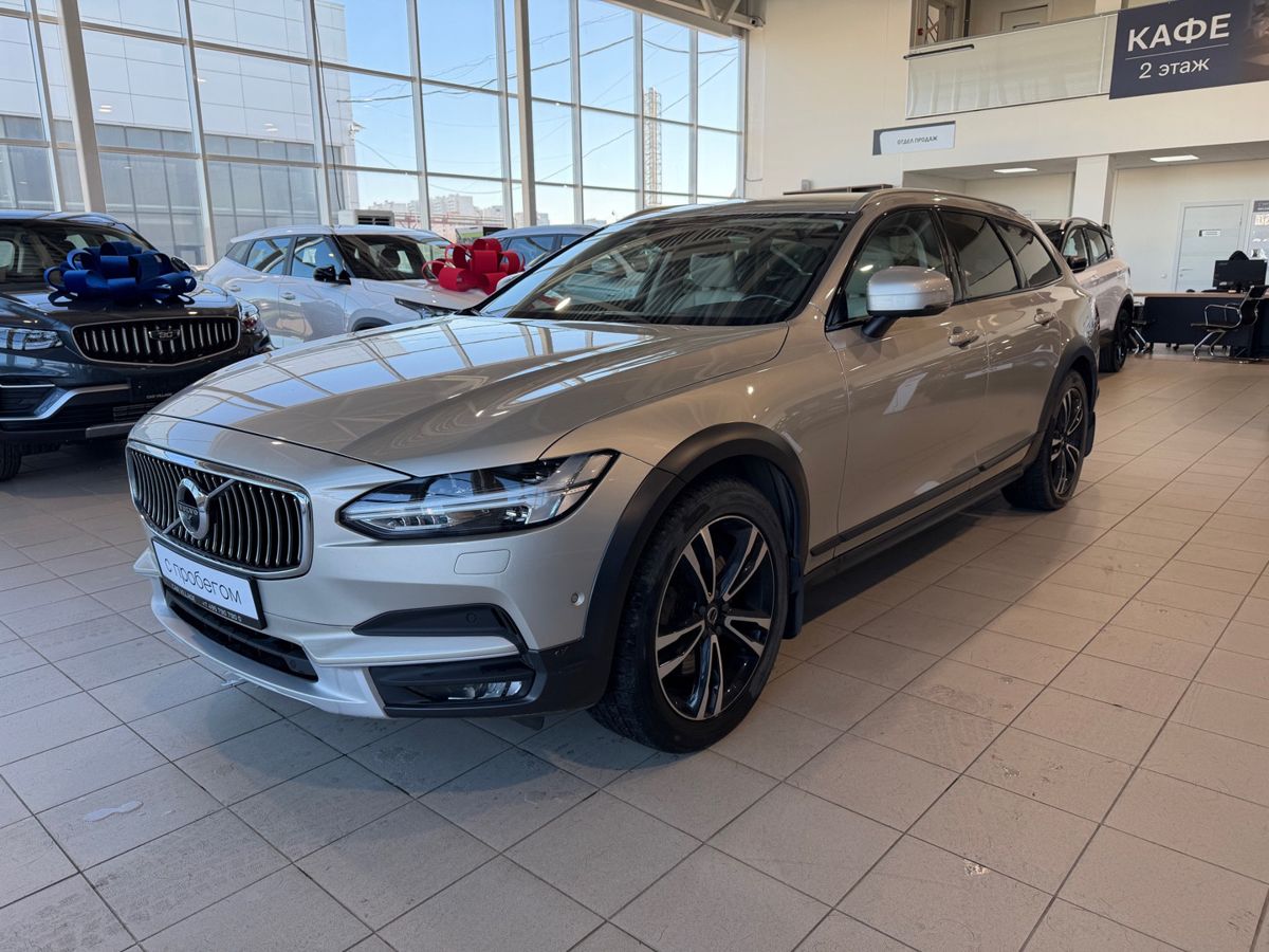 Volvo V90 Cross Country — вид спереди
