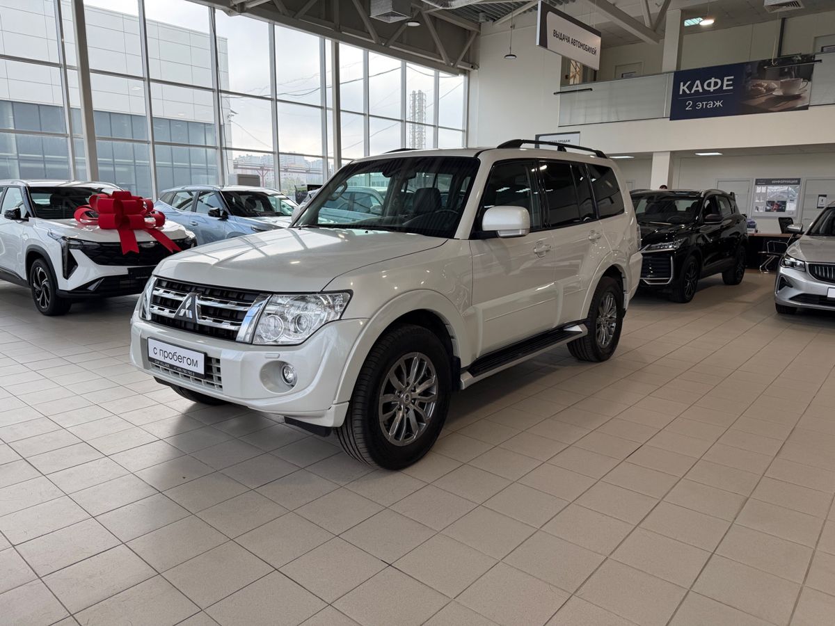 Mitsubishi Pajero — вид спереди
