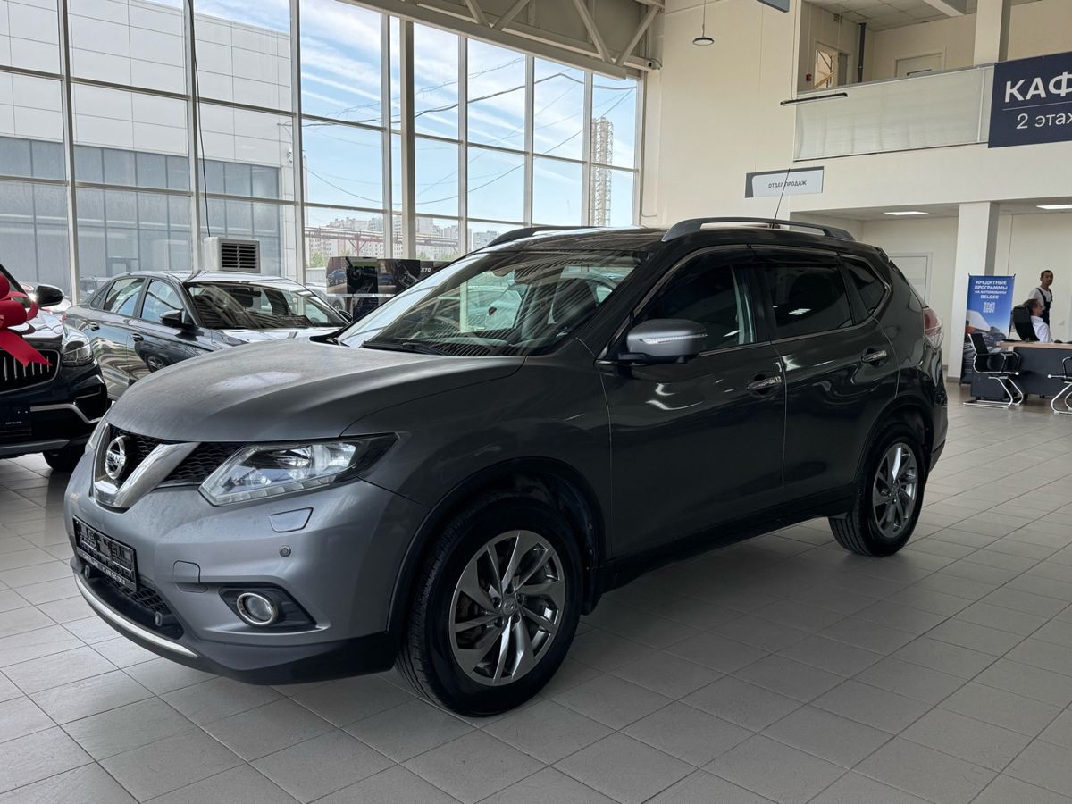 Nissan X-Trail — вид спереди