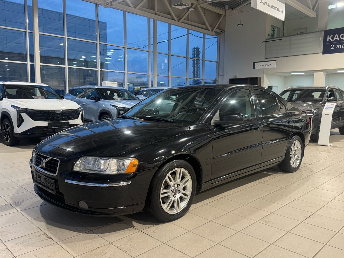 Volvo S60 — вид спереди
