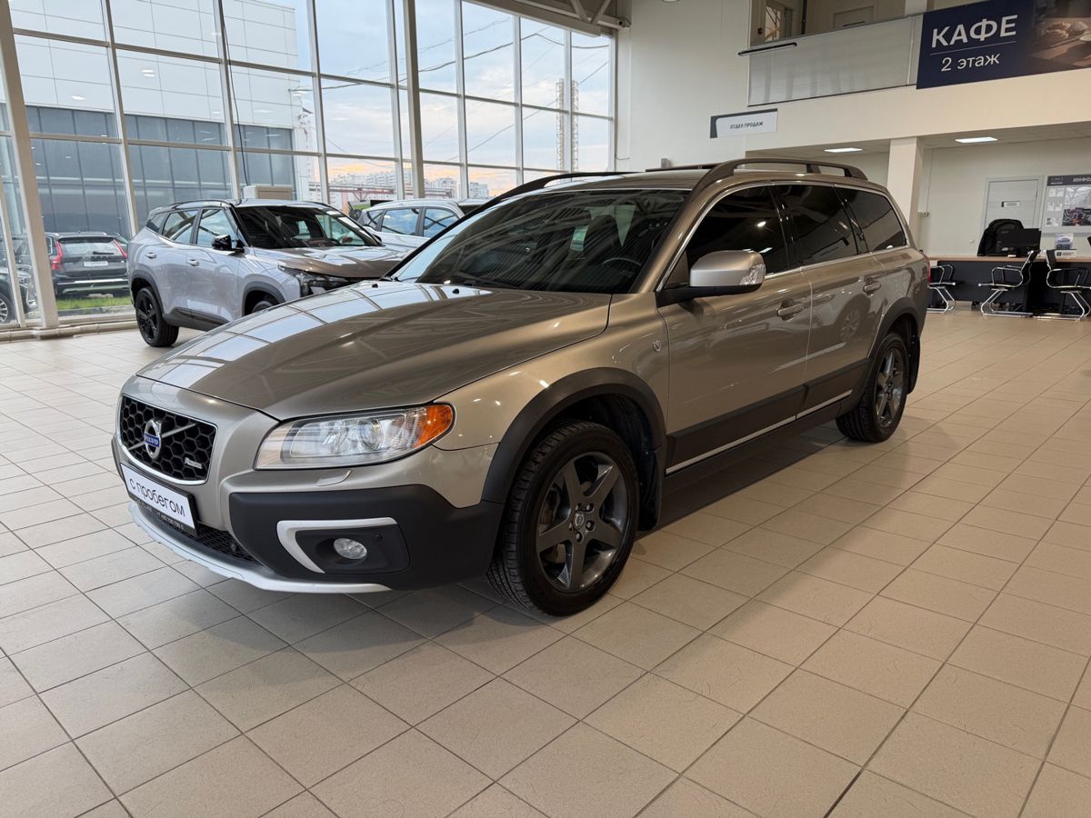 Volvo XC70 — вид спереди