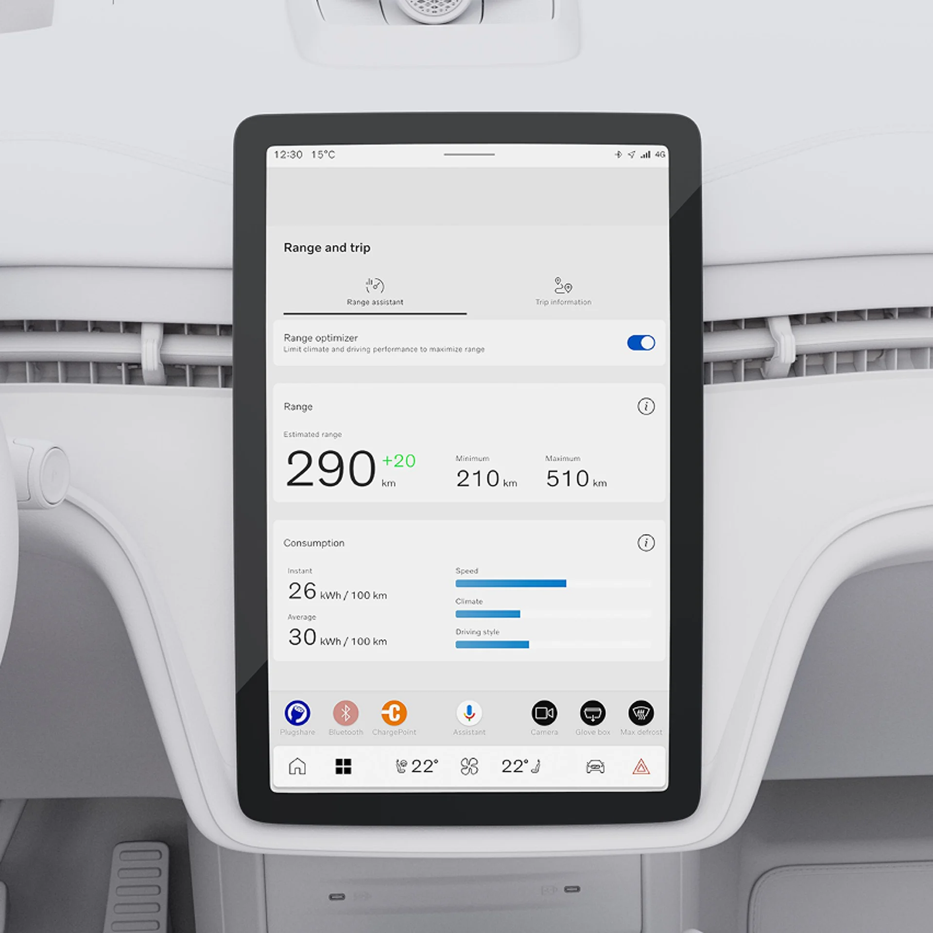 На центральном дисплее автомобиля Volvo отображается приложение Range Assistant, в котором в реальном времени отображаются оценки запаса хода аккумулятора и информация о потреблении энергии для эффективного вождения электромобиля.