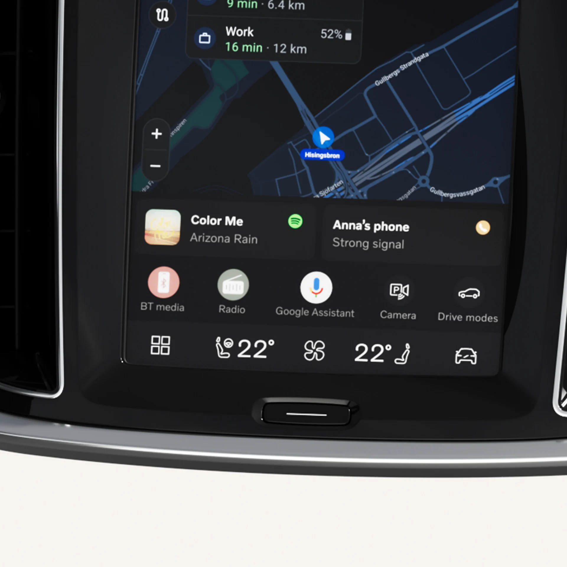 Изолированный вид центрального дисплея автомобиля Volvo с фокусировкой на контекстных ярлыках на главном экране.