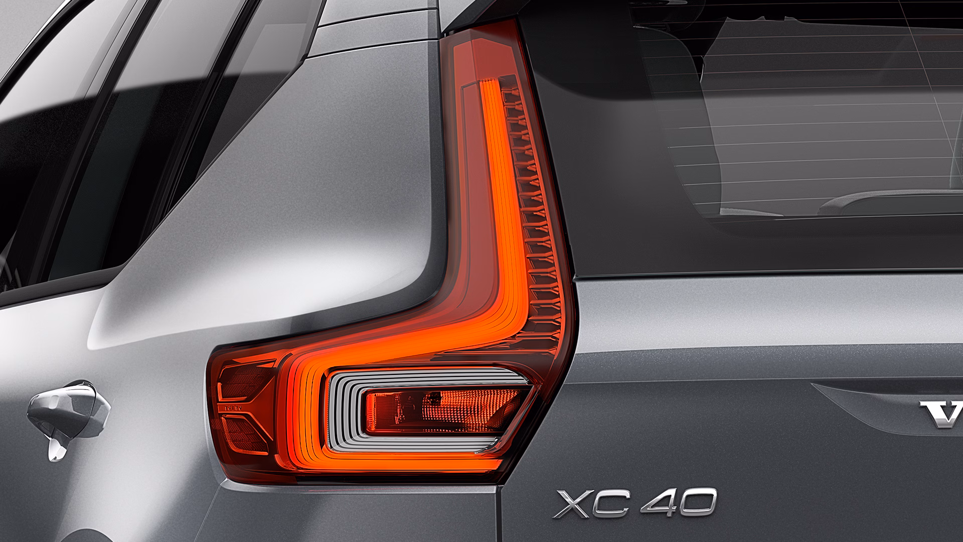 Задний фонарь и значок XC40 на Volvo XC40 крупным планом.
