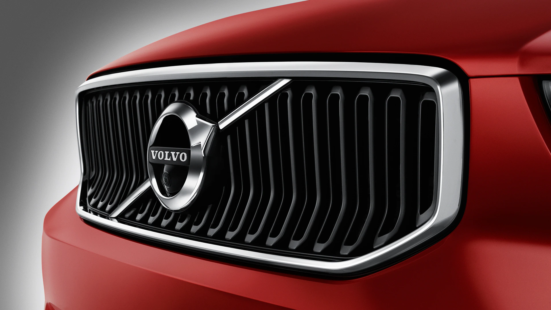 Крупный план передней решетки радиатора автомобиля Volvo с логотипом Volvo.