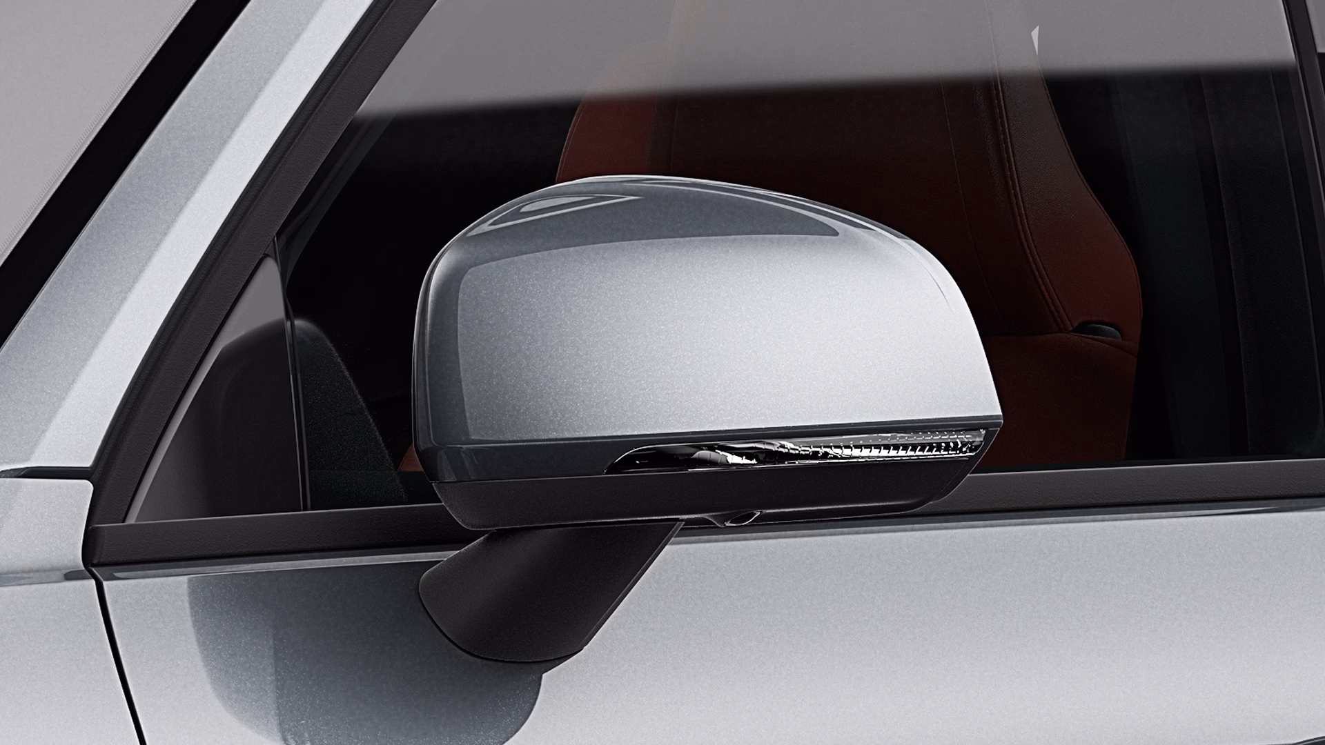 Боковое зеркало Volvo со встроенным указателем поворота крупным планом.