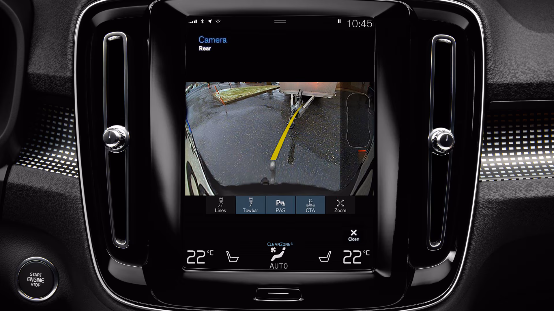 Центральный дисплей автомобиля Volvo, на котором отображается камера заднего вида с функцией присоединения фаркопа.