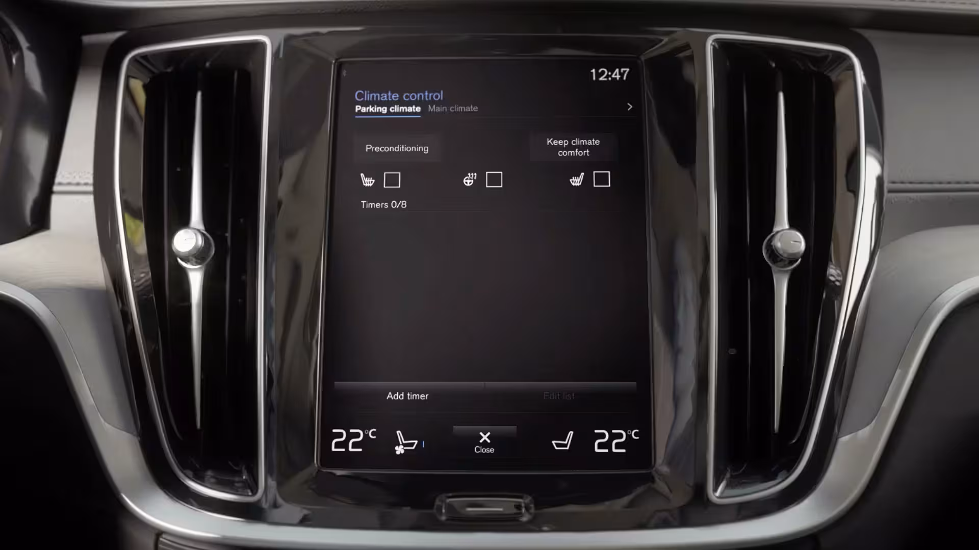 Центральный дисплей автомобиля Volvo, на котором отображается система климат-контроля с параметрами предварительной подготовки, подогрева сидений и настройки температуры.
