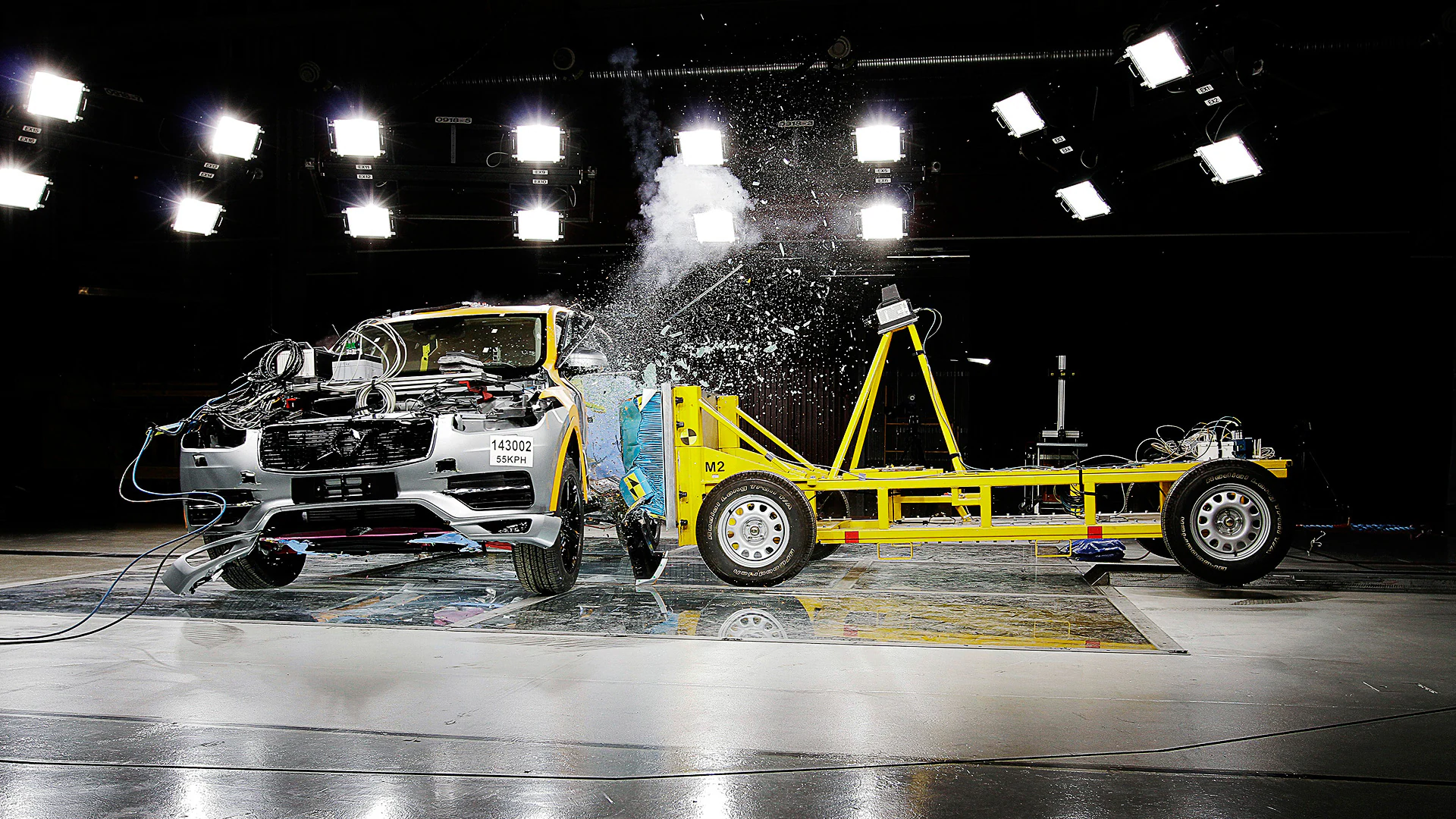 Автомобиль Volvo проходит краш-тест на боковой удар в контролируемых лабораторных условиях, демонстрирующий функции безопасности.