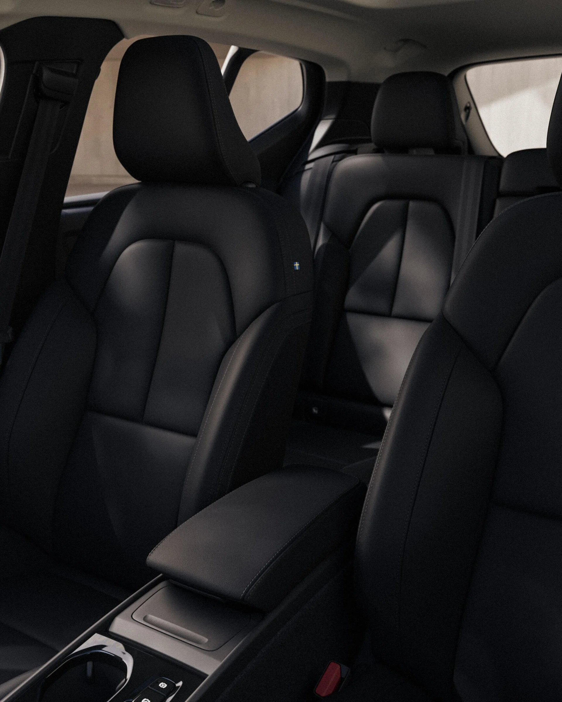 Интерьер Volvo XC40, подчеркивающий просторный салон.