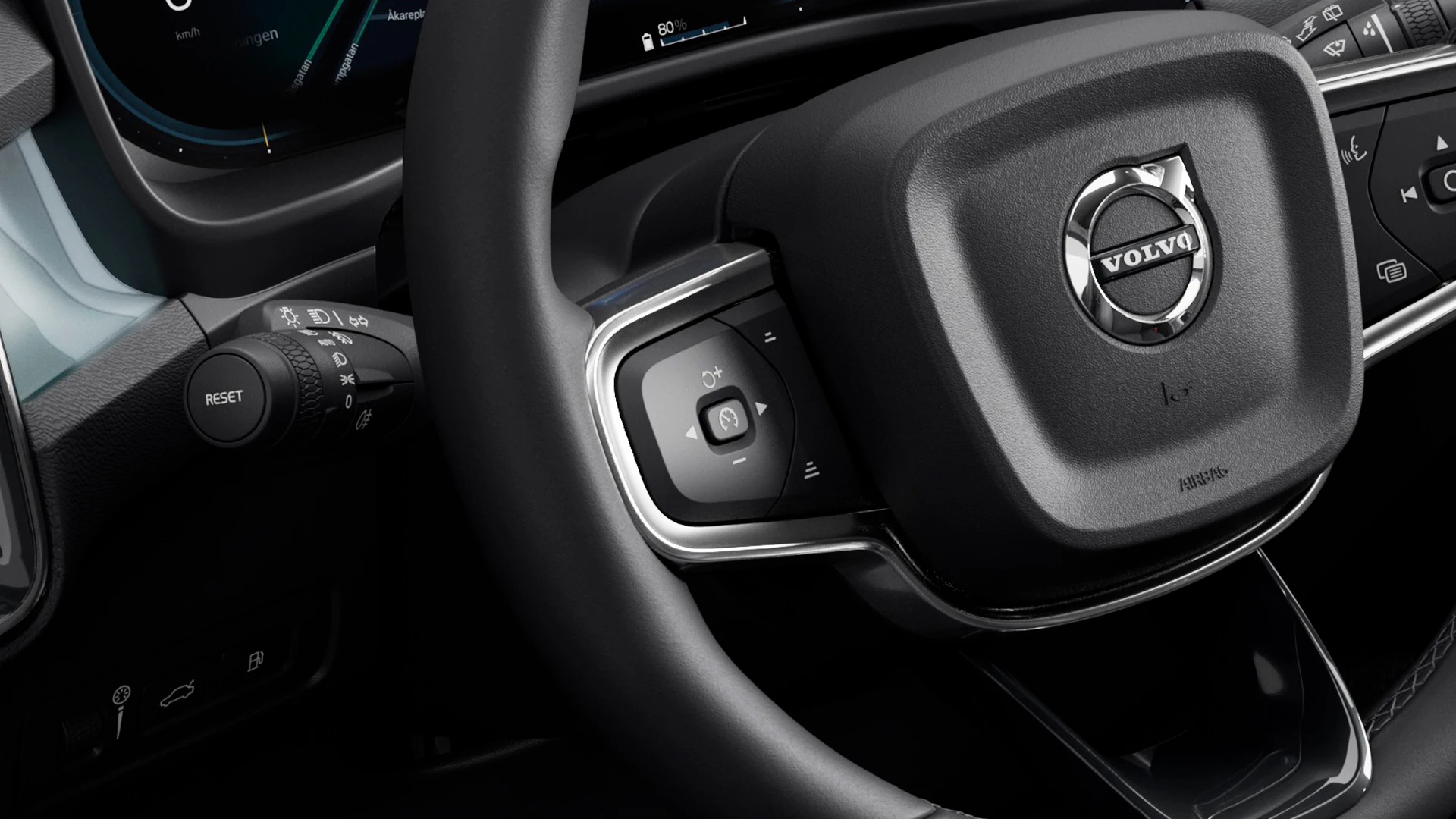Крупный план рулевого колеса Volvo со встроенными кнопками управления и логотипом Volvo в центре.
