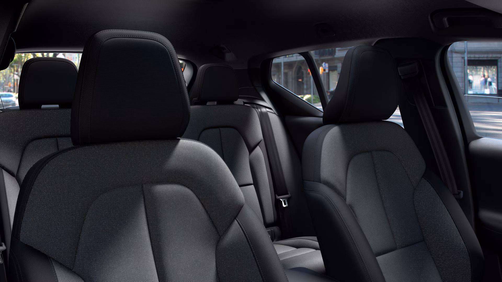 Вид салона автомобиля Volvo, выделяя передние и задние сиденья с обивкой премиум-класса.