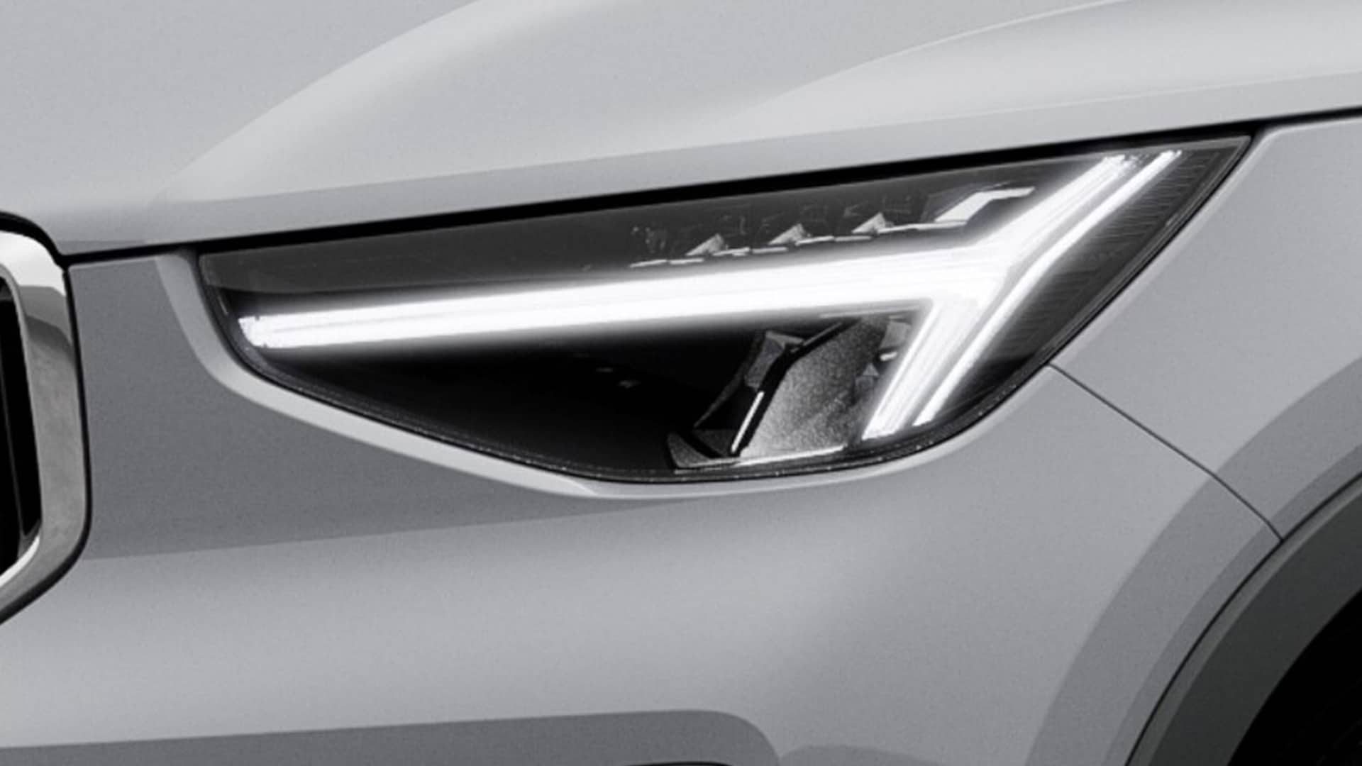 Светодиодная фара автомобиля Volvo крупным планом с фирменным дизайном «Молот Тора».