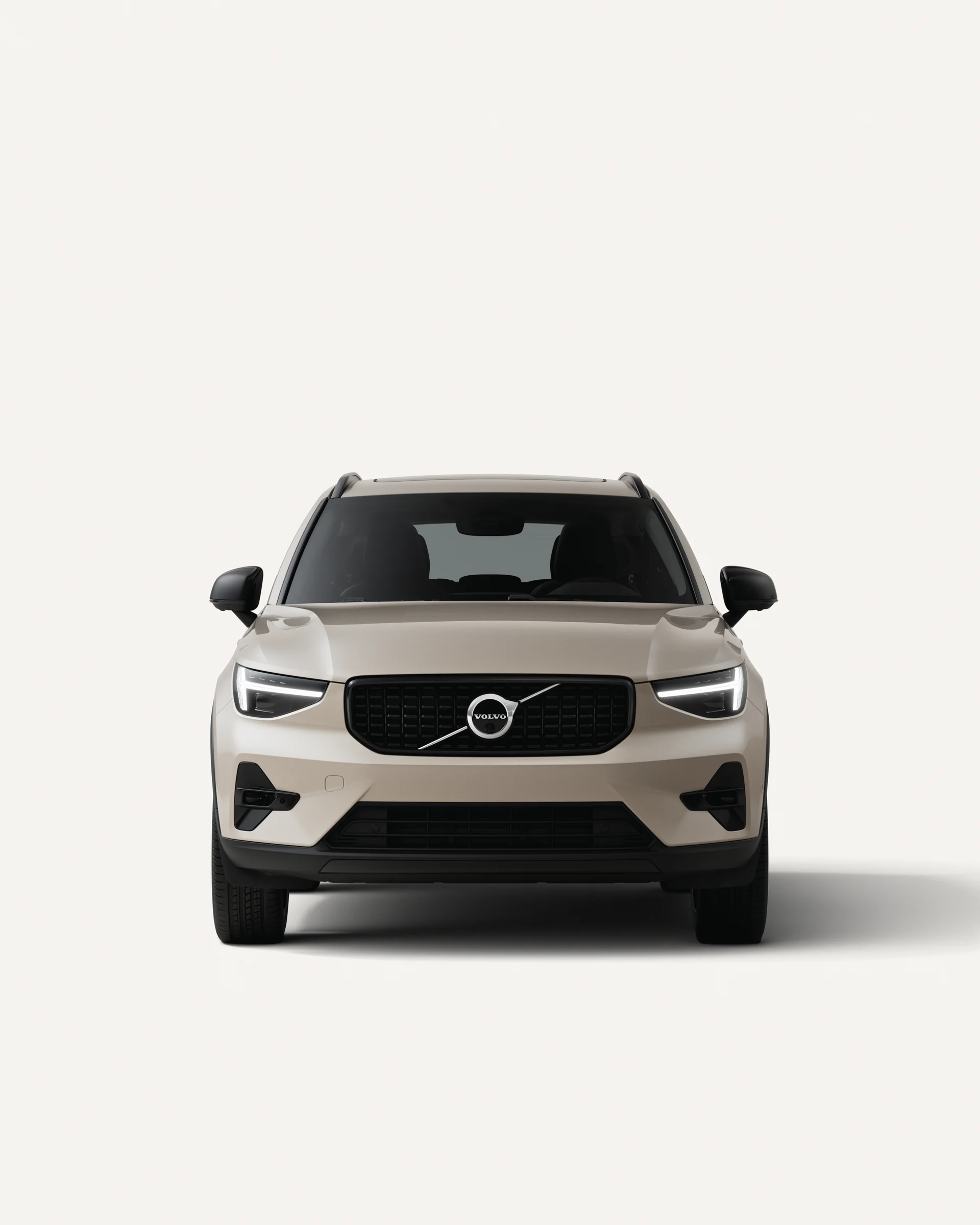 Вид спереди на мягкий гибридный внедорожник Volvo XC40 в белой студии. 