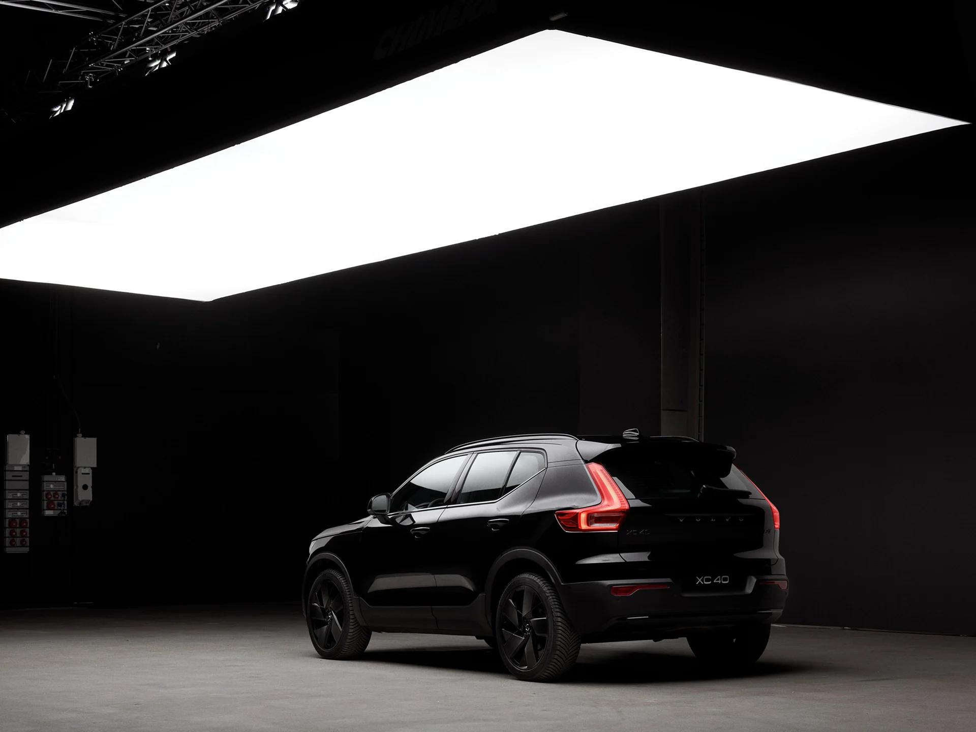 Вид сзади на мягкий гибрид XC40 Чёрная серия.