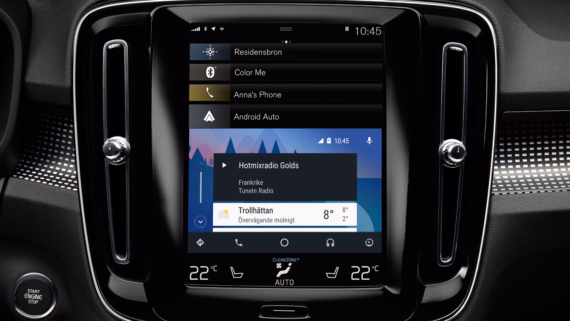 Крупный план центрального дисплея автомобиля Volvo, на котором отображается информационно-развлекательная система с навигацией, телефоном, радио и климат-контролем.