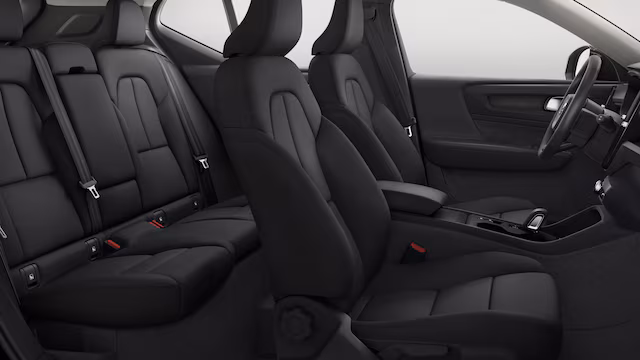 Вид изнутри автомобиля Volvo с передними и задними черными сиденьями и современным дизайном салона.
