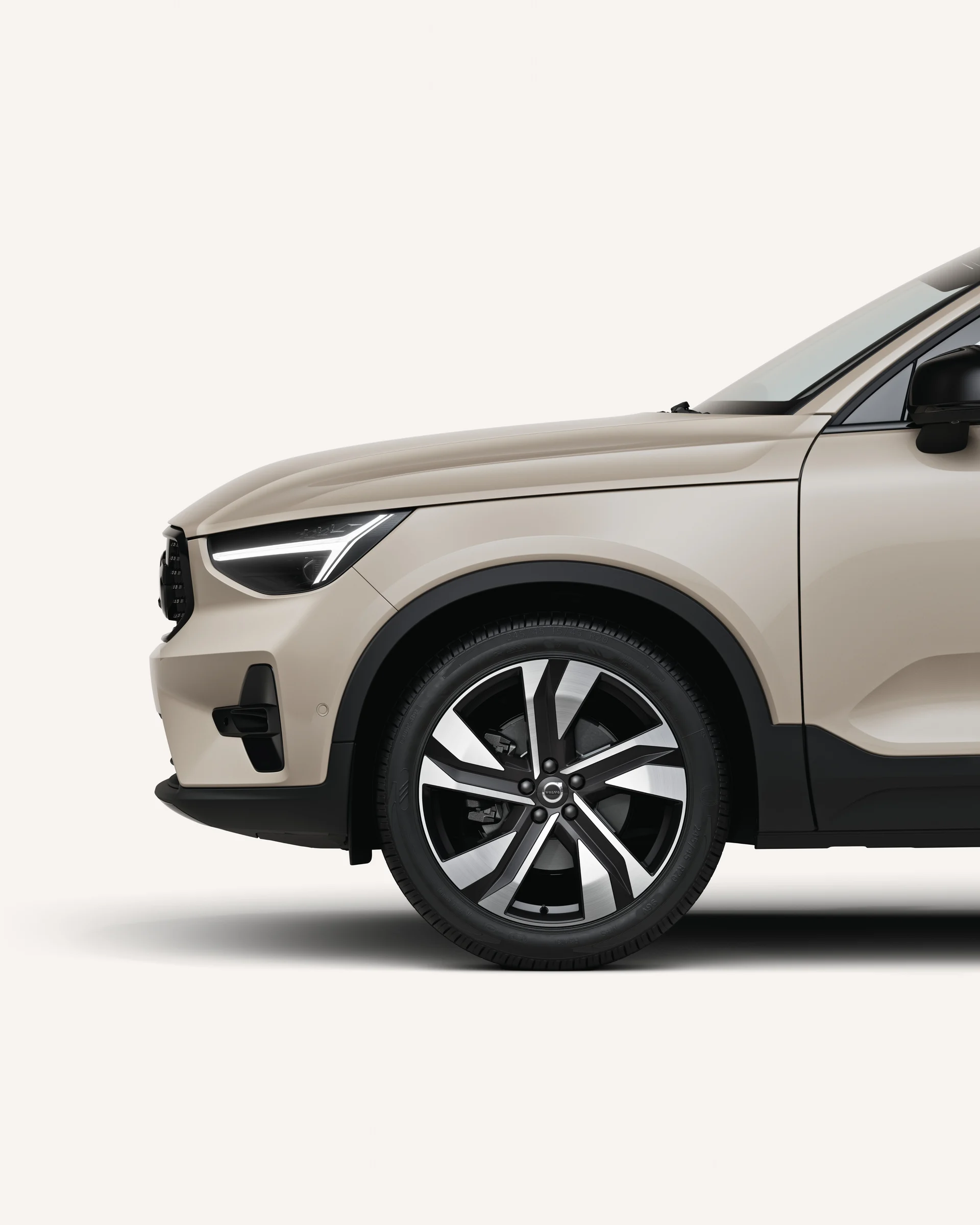 Передняя половина Volvo XC40 в белой студии. 