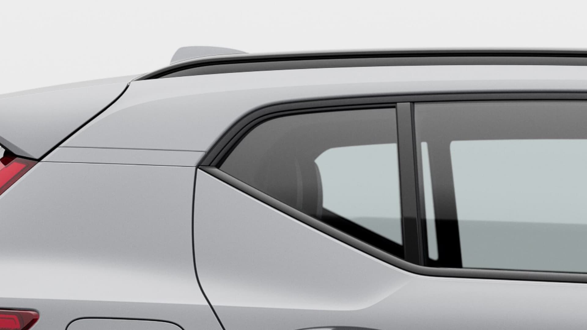 Крупный план заднего бокового окна и линии крыши серебристого автомобиля Volvo.