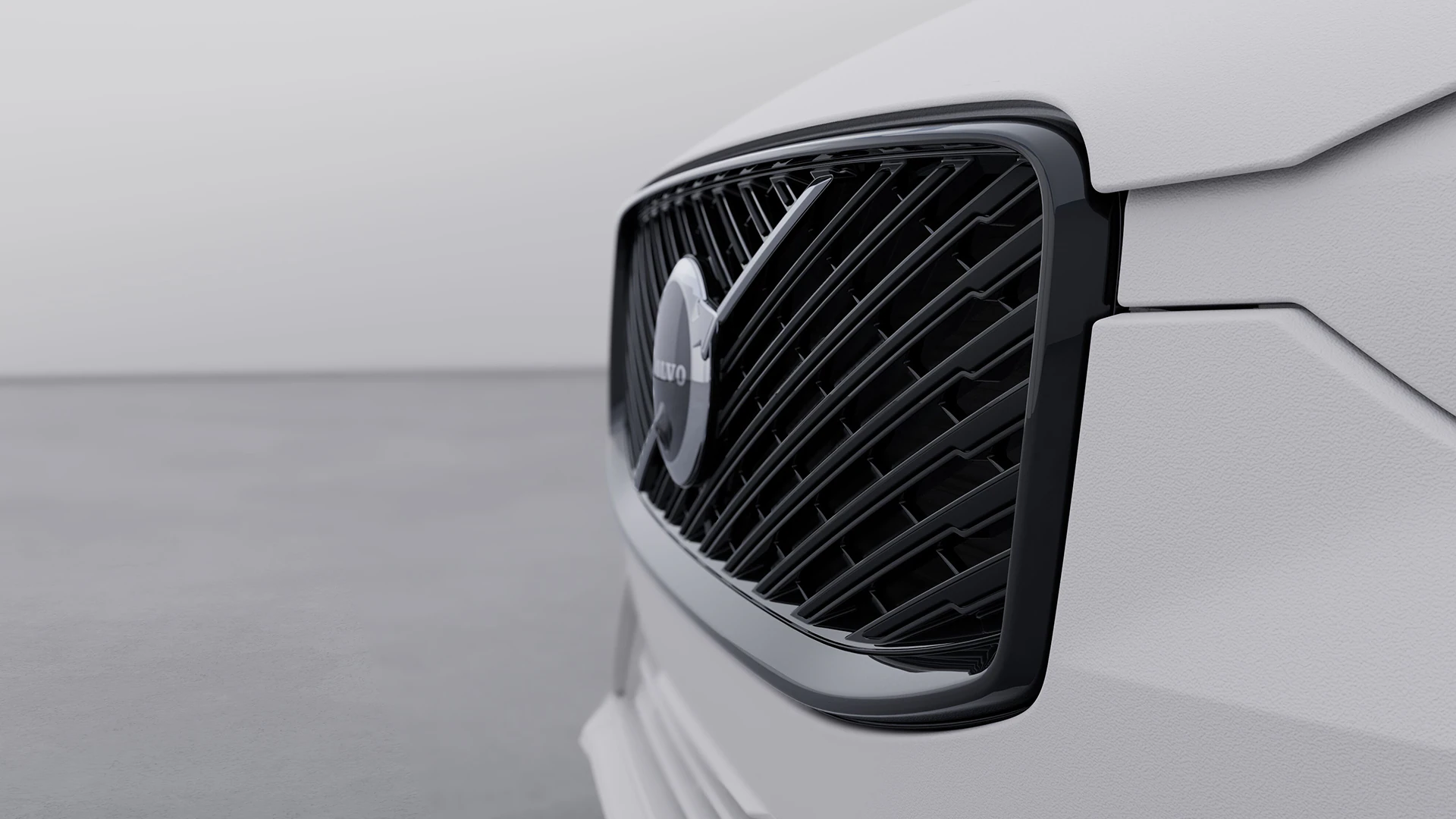 Крупный план передней решетки радиатора Volvo с эмблемой Volvo.