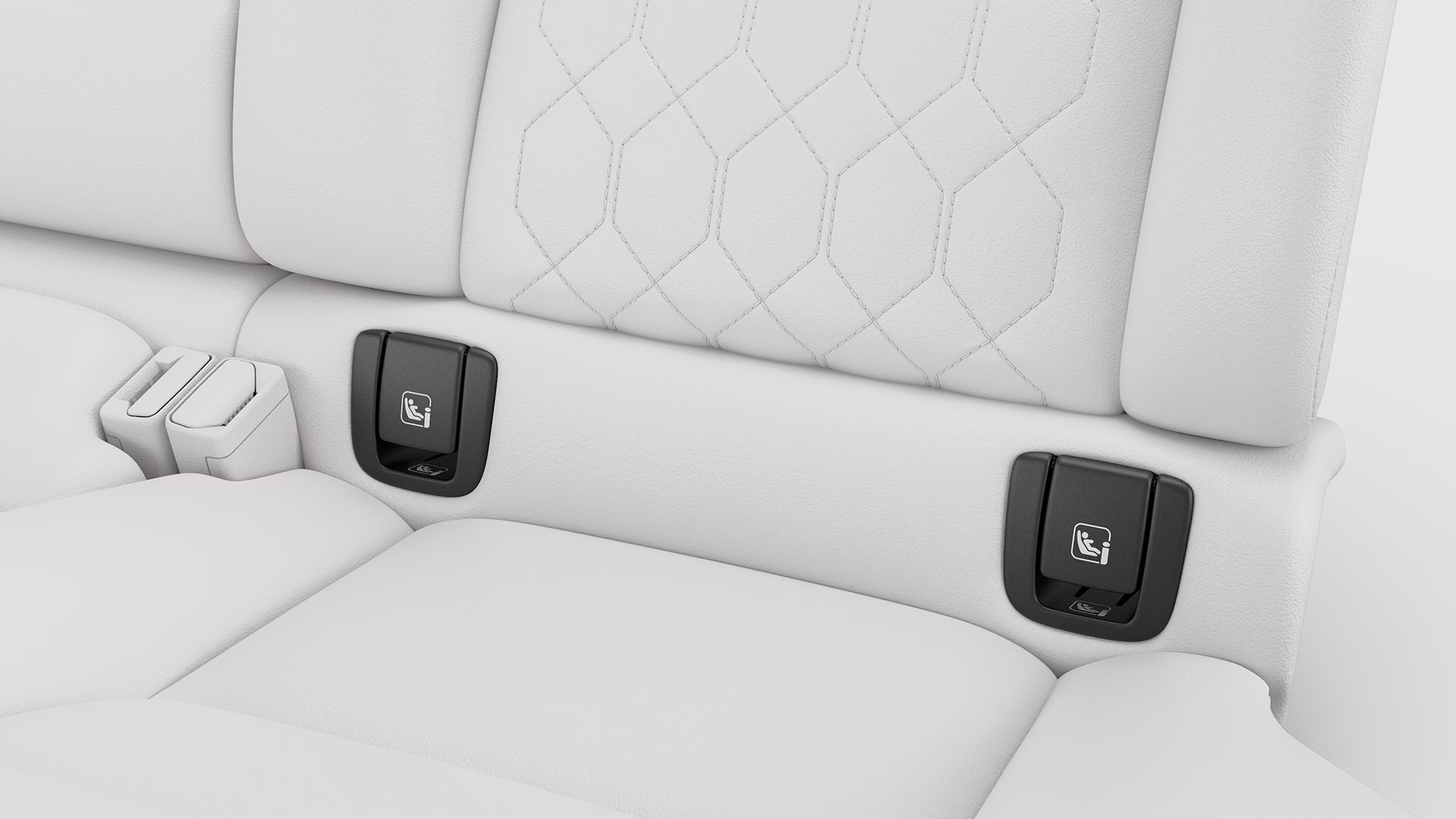 Крупный план заднего сиденья Volvo, на котором видны крепления детского кресла ISOFIX, встроенные в светлую обивку.