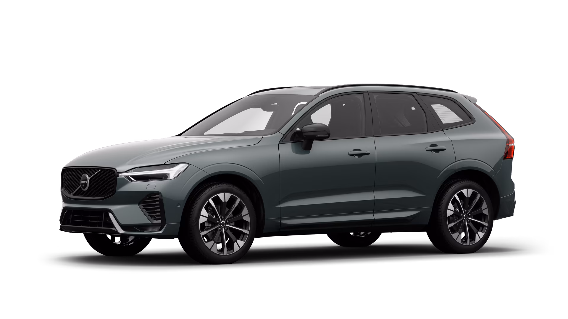 Экстерьер автомобиля Volvo в три четверти, однотонный студийный фон.