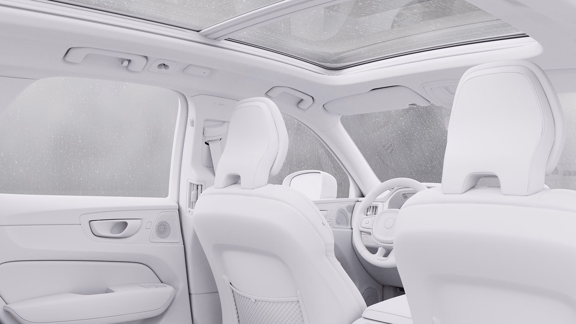 Вид салона автомобиля Volvo со светлой обивкой, панорамным люком на крыше и современным дизайном приборной панели.