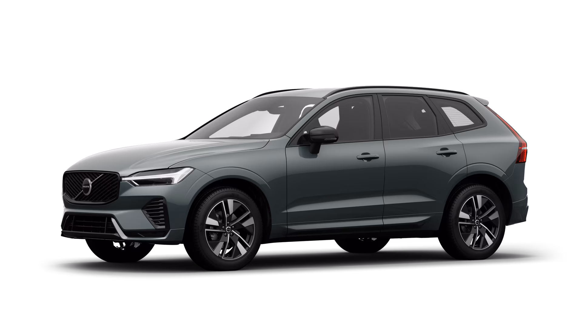 Экстерьер автомобиля Volvo в три четверти, однотонный студийный фон.