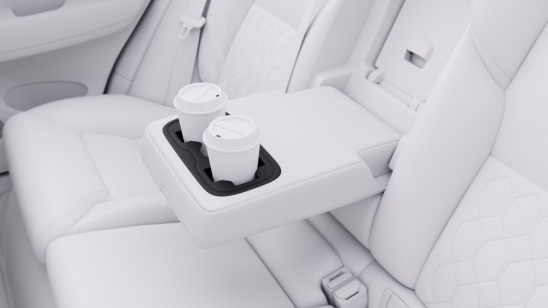 Подлокотник заднего сиденья автомобиля Volvo со встроенными подстаканниками с двумя чашками кофе на вынос.