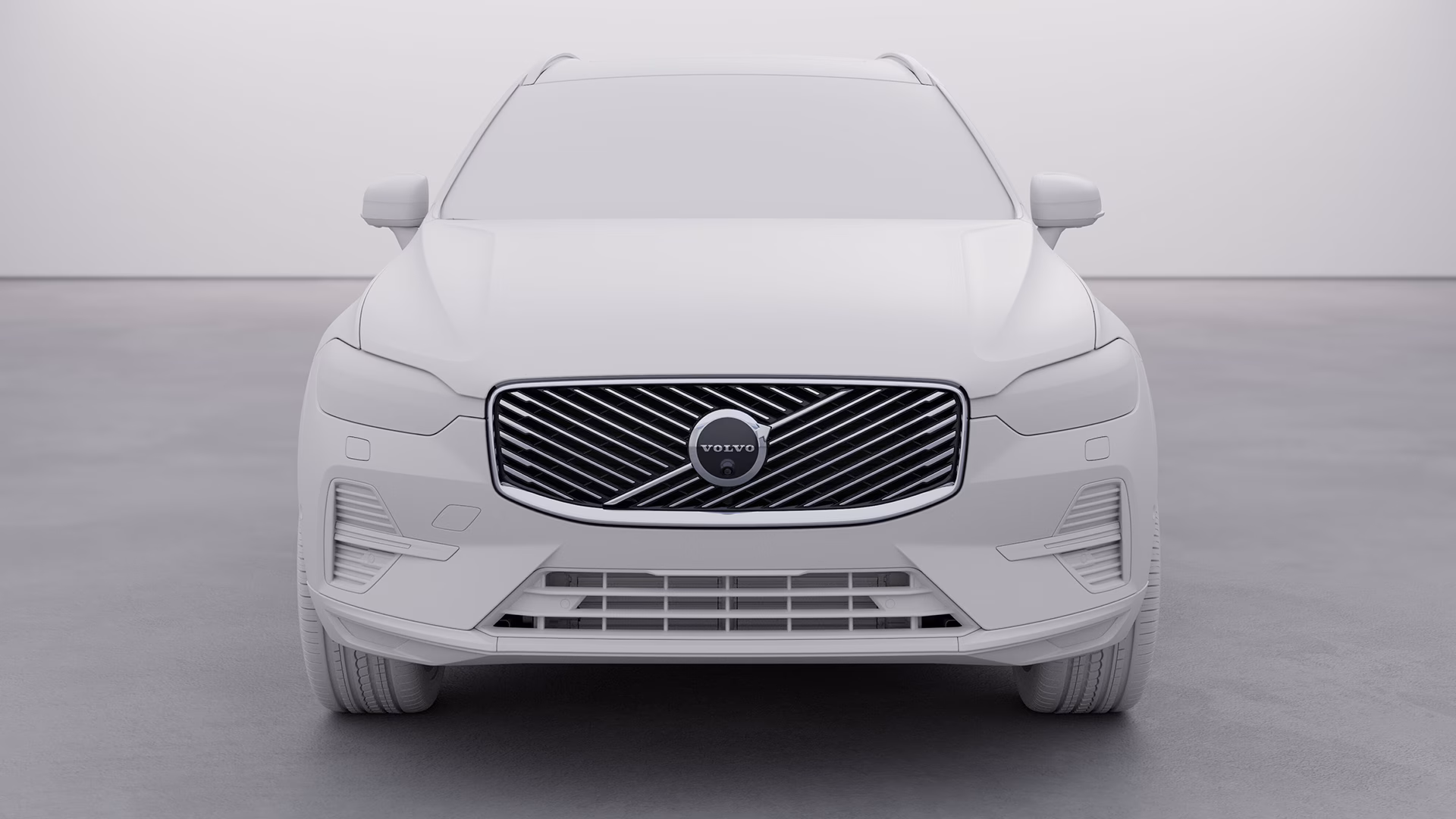 Вид спереди на белый внедорожник Volvo XC60, решетка радиатора и эмблема Volvo.