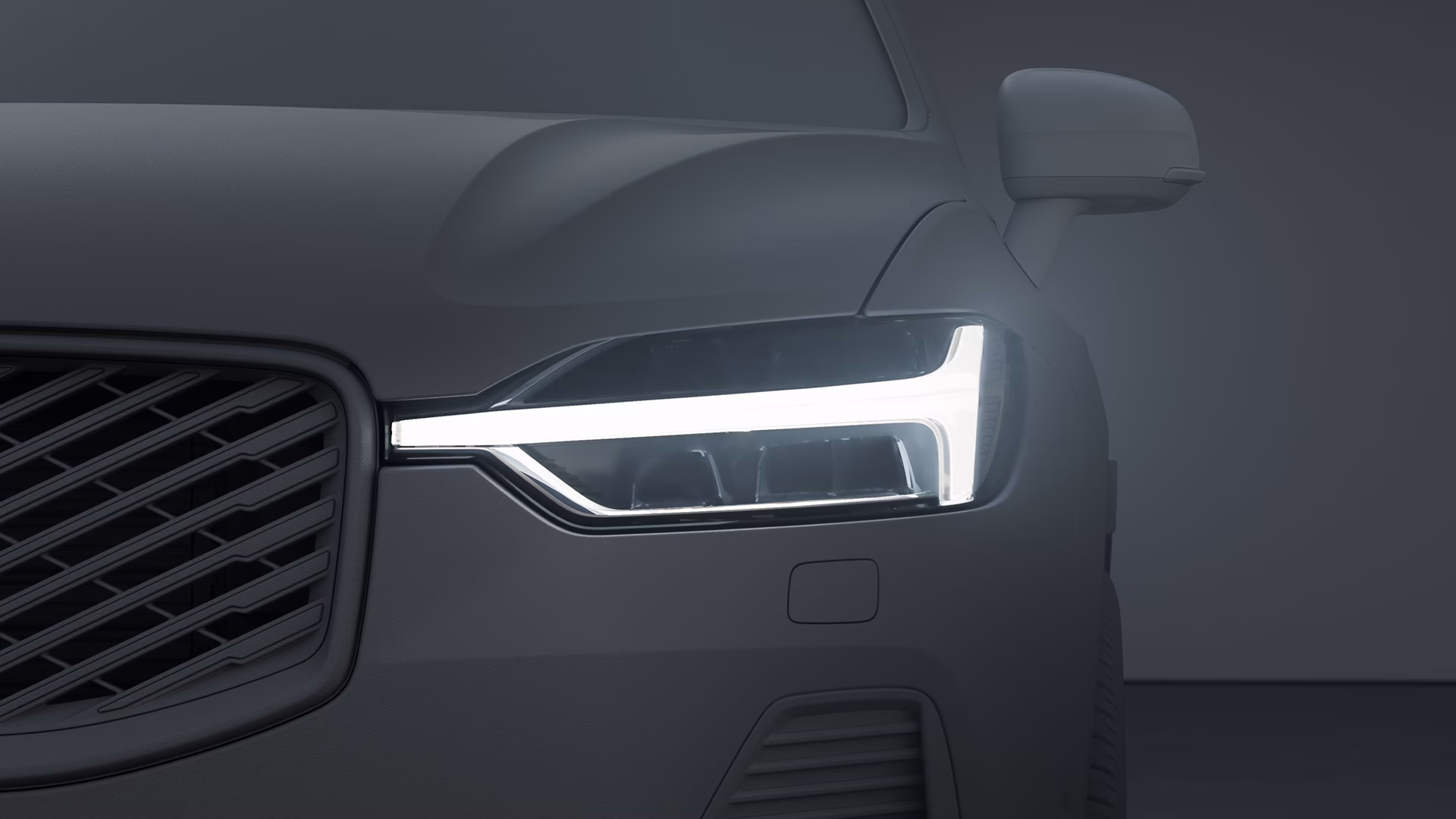 Крупный план светодиодной фары и передней решетки радиатора автомобиля Volvo, демонстрирующий фирменный дизайн Молота Тора.