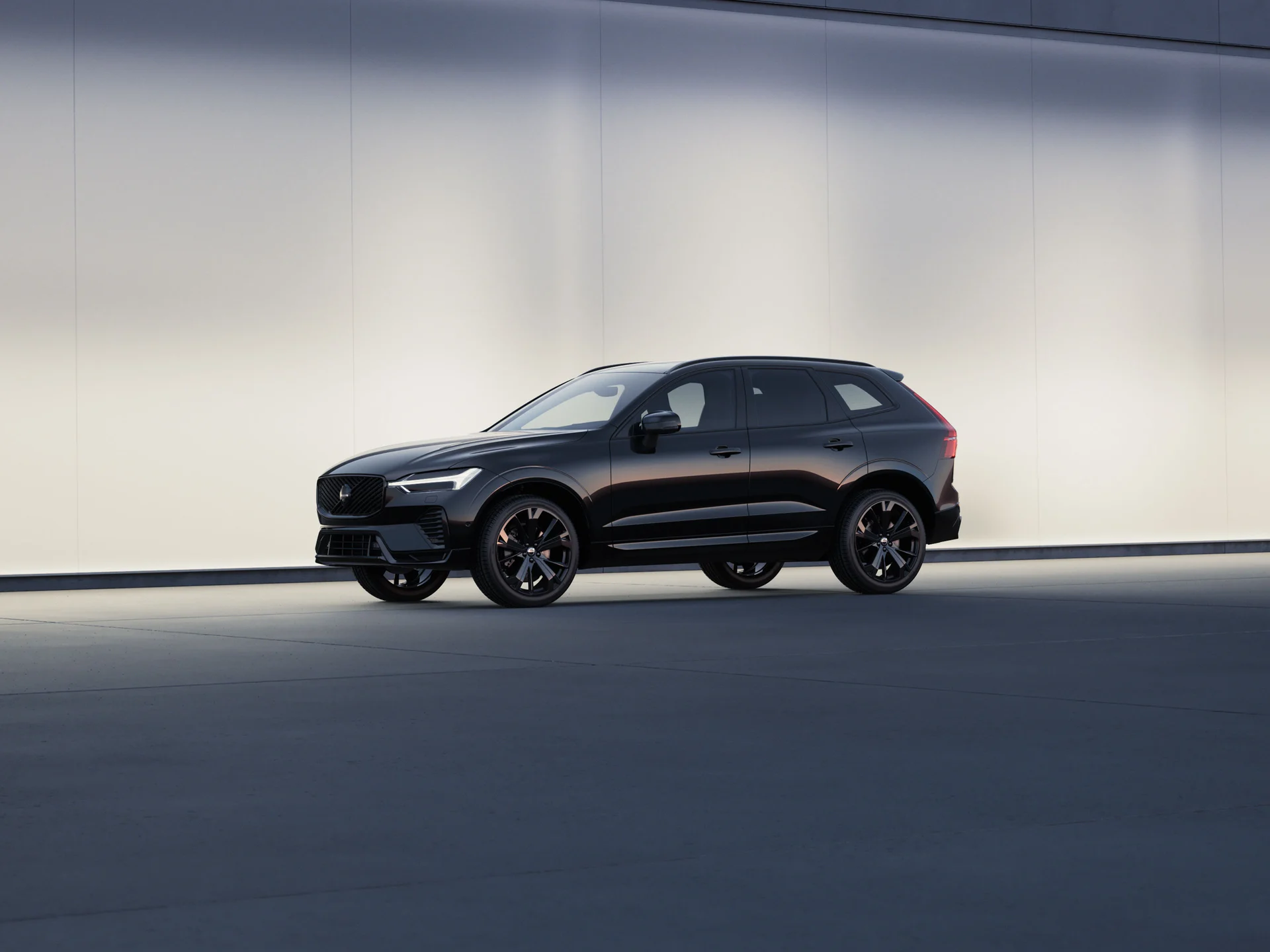 Вид спереди на мягкий гибрид XC60 Чёрная серия