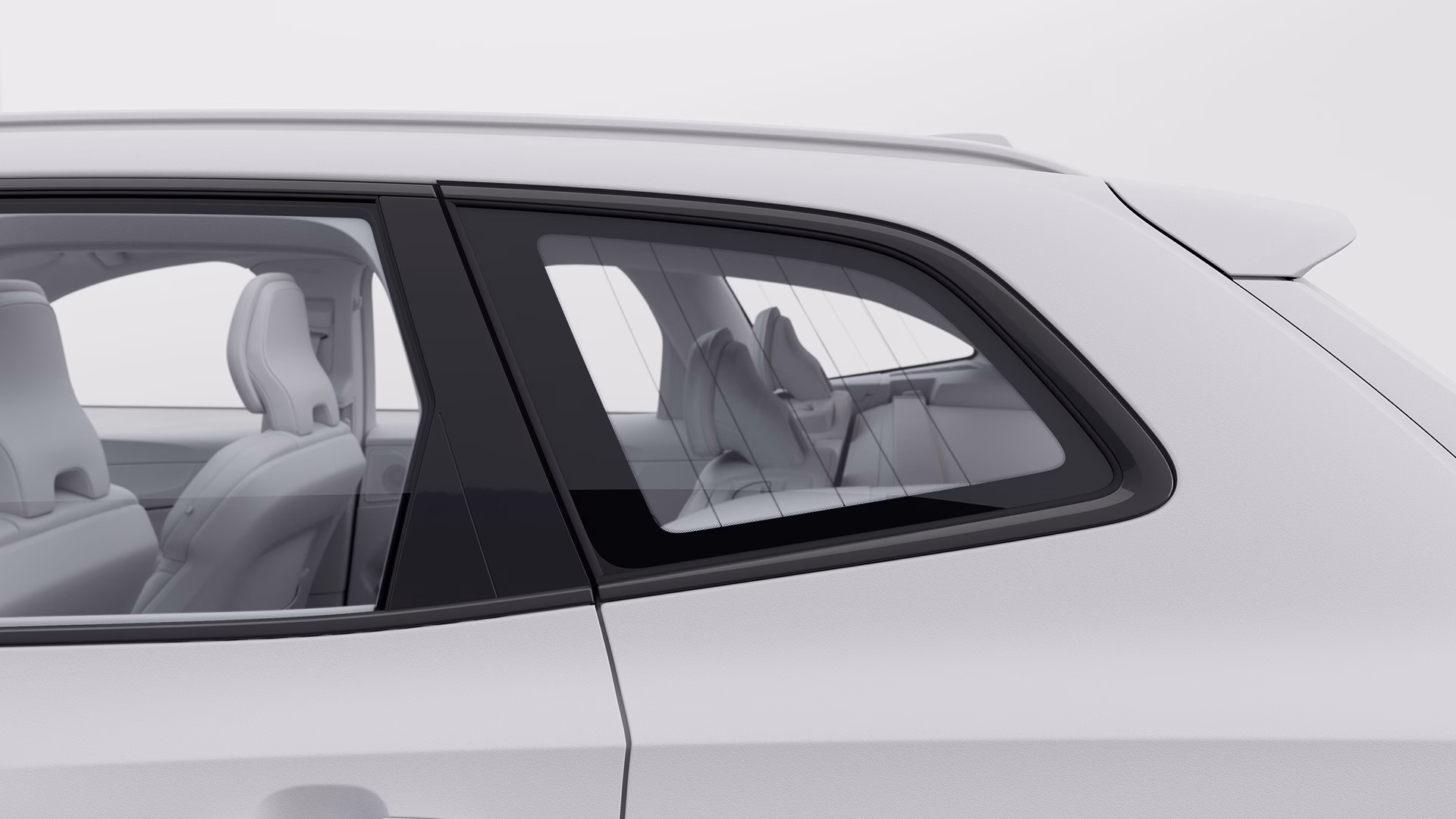 Крупный план заднего бокового окна и сидений автомобиля Volvo, подчеркивающий дизайн интерьера и форму окон.
