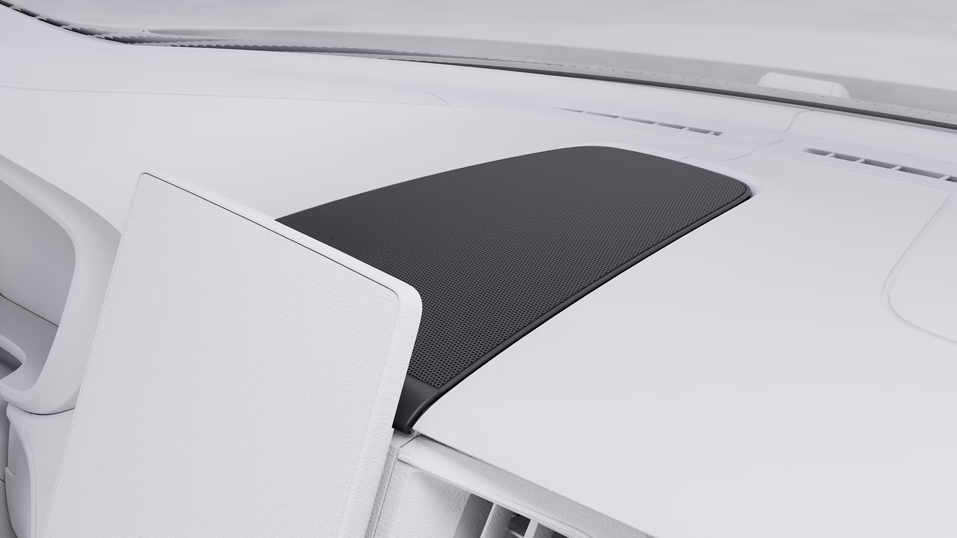 Приборная панель Volvo крупным планом со встроенной в верхнюю поверхность решеткой динамика.