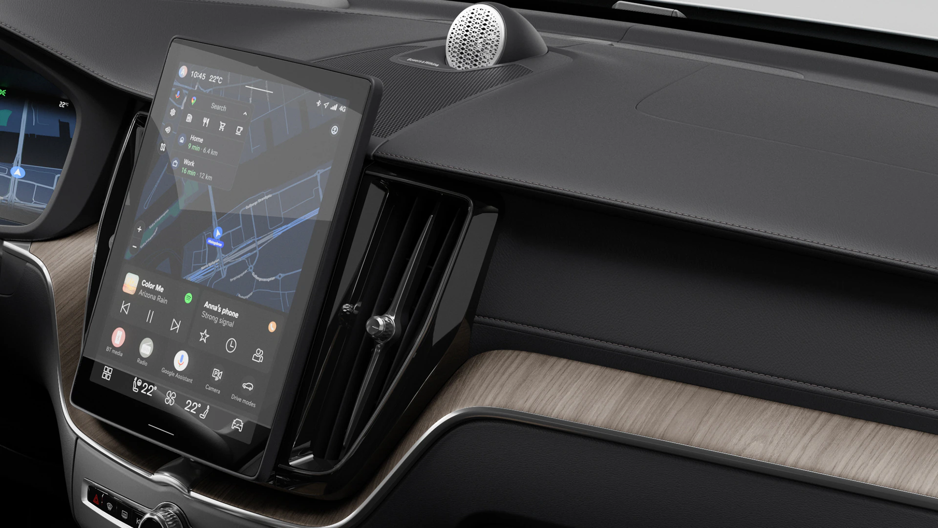 Приборная панель Volvo крупным планом с большим сенсорным экраном информационно-развлекательной системы, отображающей элементы навигации и мультимедиа.