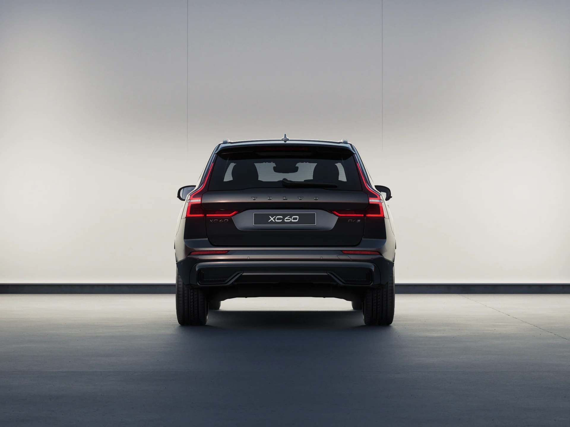 Вид сзади на мягкий гибрид XC60 Чёрная серия