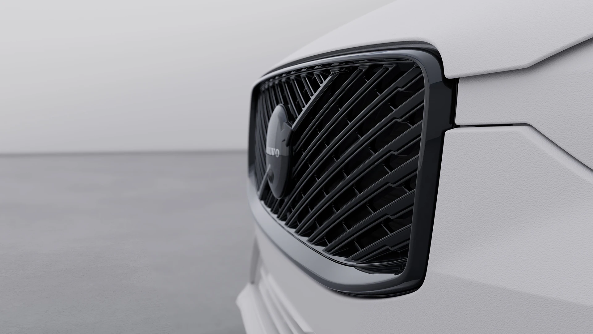 Крупный план передней решетки радиатора автомобиля Volvo с логотипом Volvo.