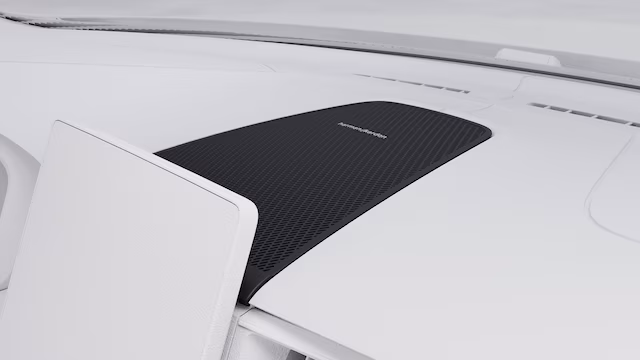 Динамик Harman Kardon, встроенный в приборную панель автомобиля Volvo, крупным планом.