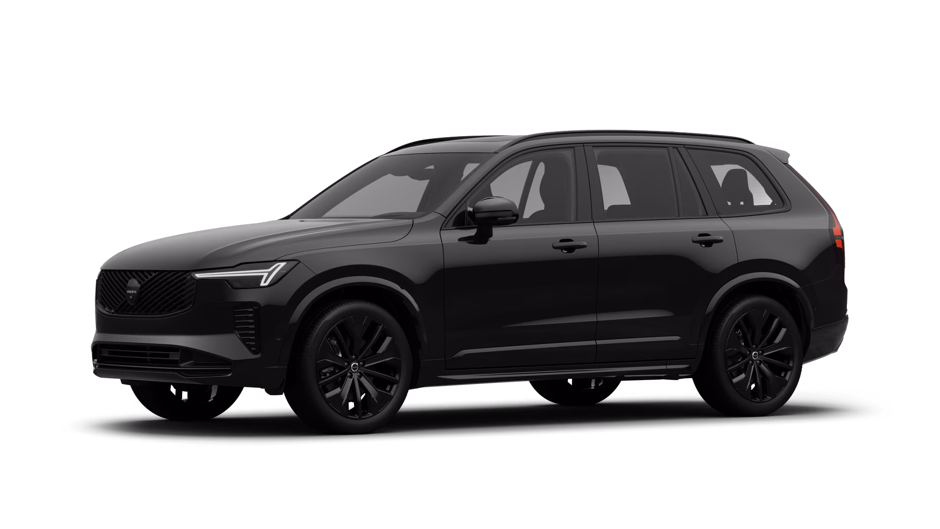 Экстерьер автомобиля Volvo в три четверти, однотонный студийный фон.