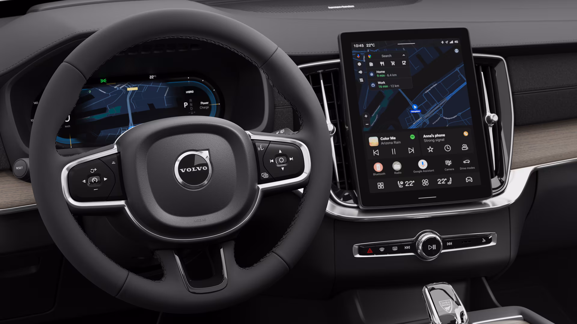 Крупный план рулевого колеса и приборной панели автомобиля Volvo, включая цифровой дисплей водителя и центральную сенсорную информационно-развлекательную систему.