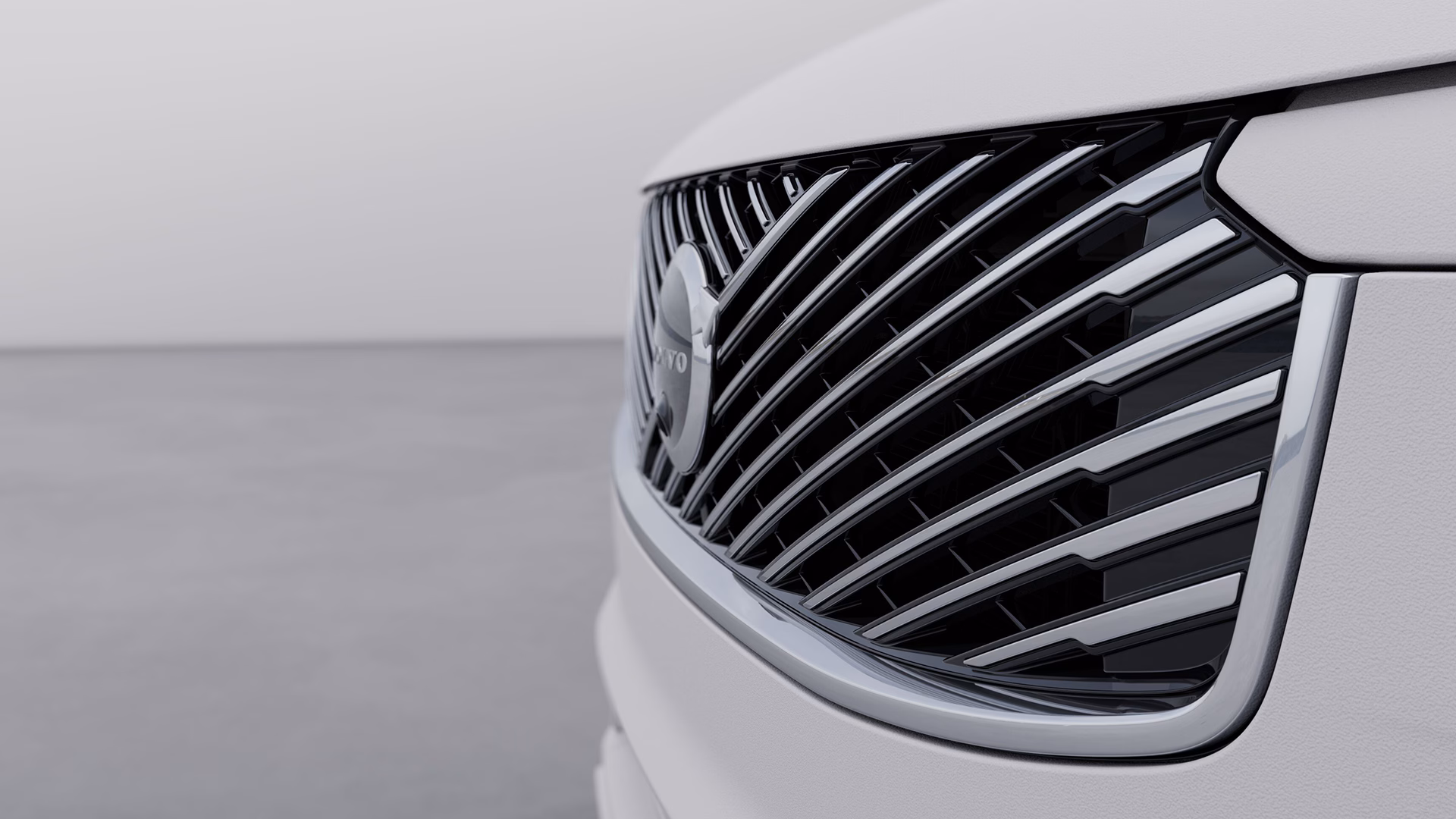 Крупный план передней решетки радиатора автомобиля Volvo с эмблемой Volvo.