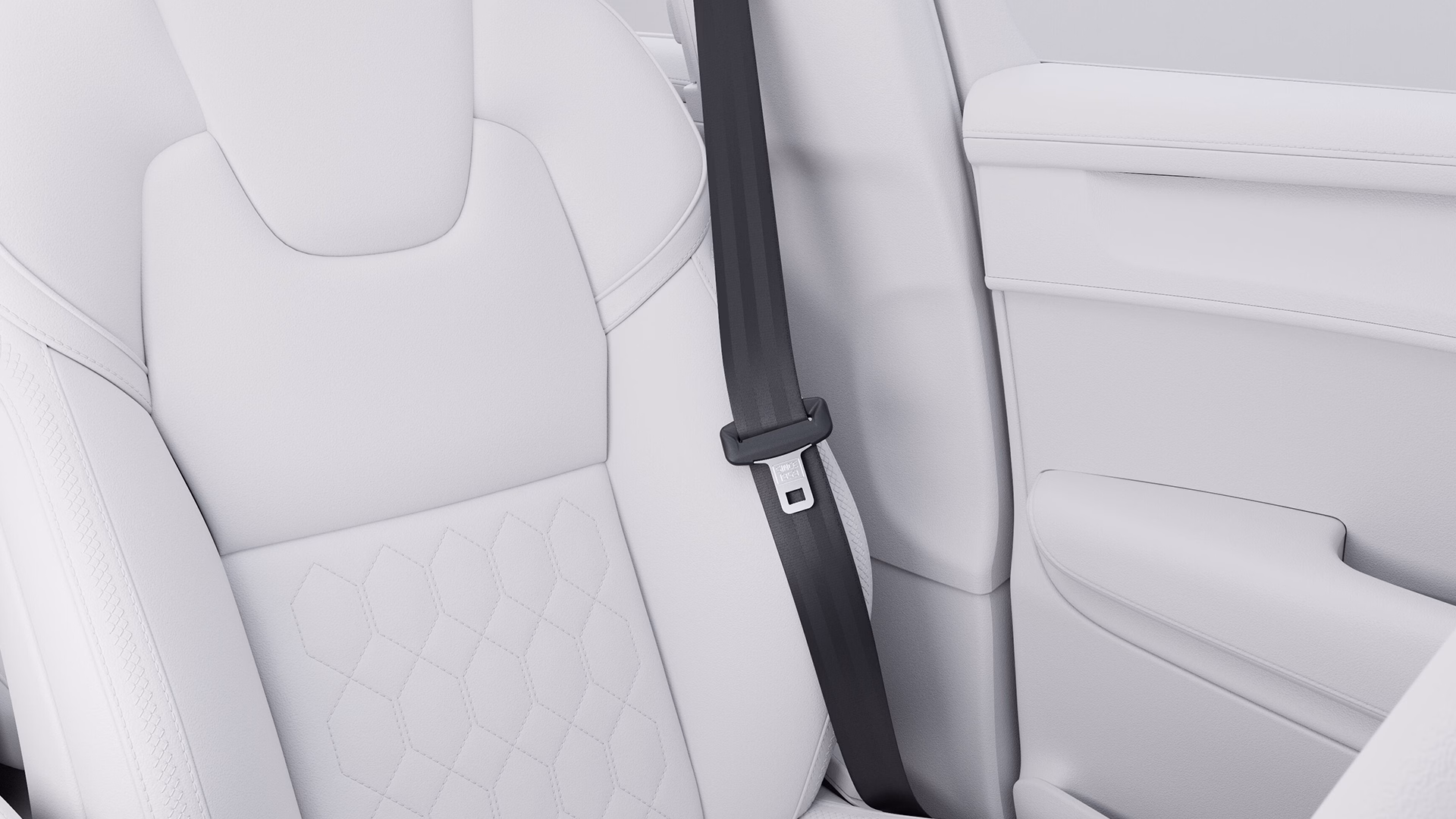 Крупный план заднего сиденья автомобиля Volvo с белой обивкой и видимым ремнем безопасности.