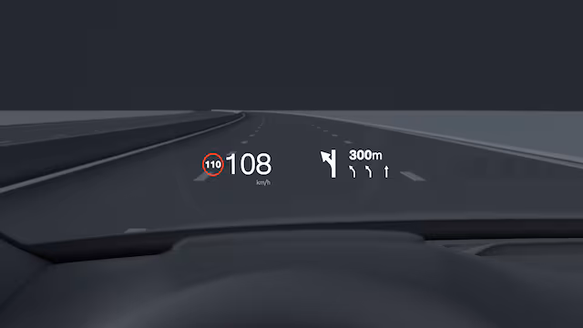 На проекционном дисплее автомобиля Volvo отображается текущая скорость, ограничение скорости и навигационные указания на лобовом стекле.