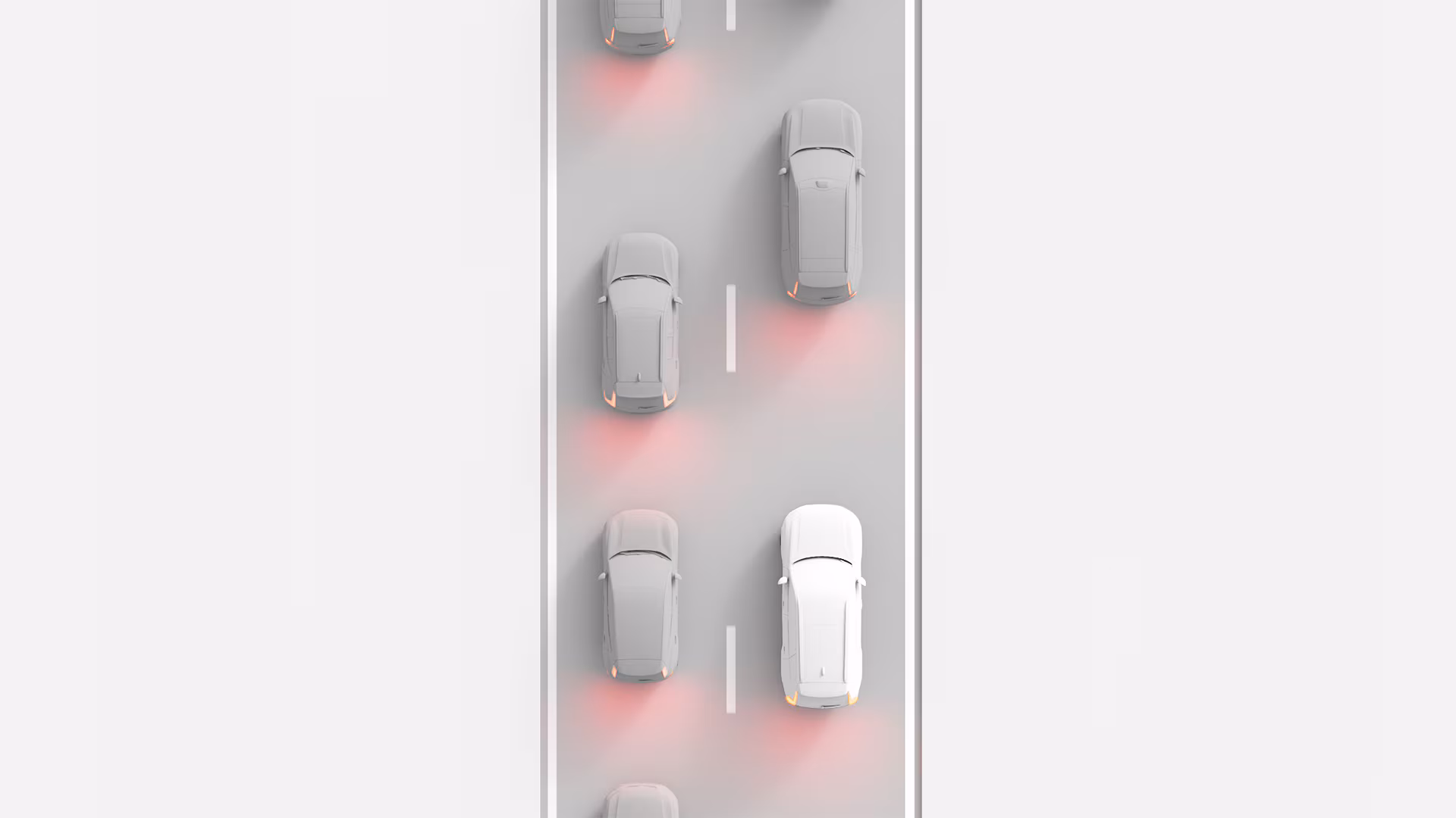 Вид сверху вниз на несколько автомобилей, в том числе белый Volvo, на многополосной дороге с включенными стоп-сигналами, иллюстрирующими условия движения или функции помощи водителю.