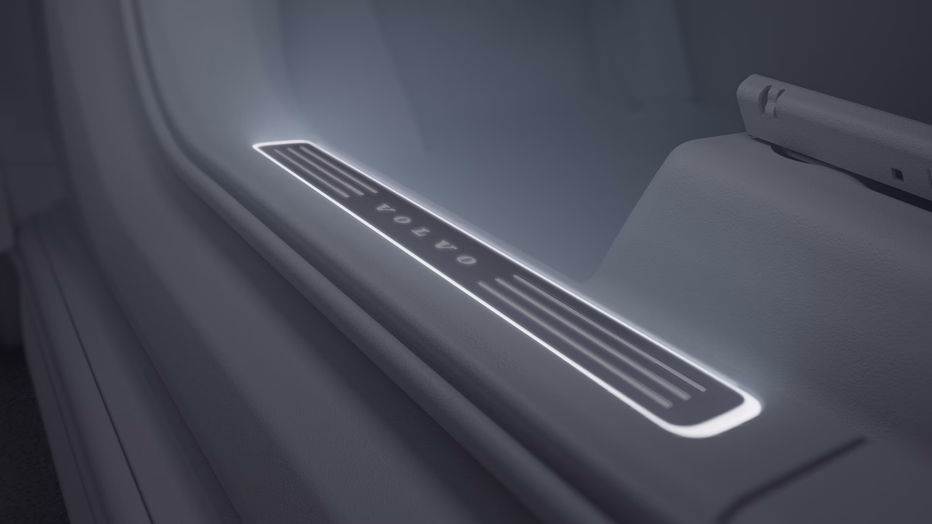 Подсвеченная накладка на порог двери Volvo внутри автомобиля Volvo.