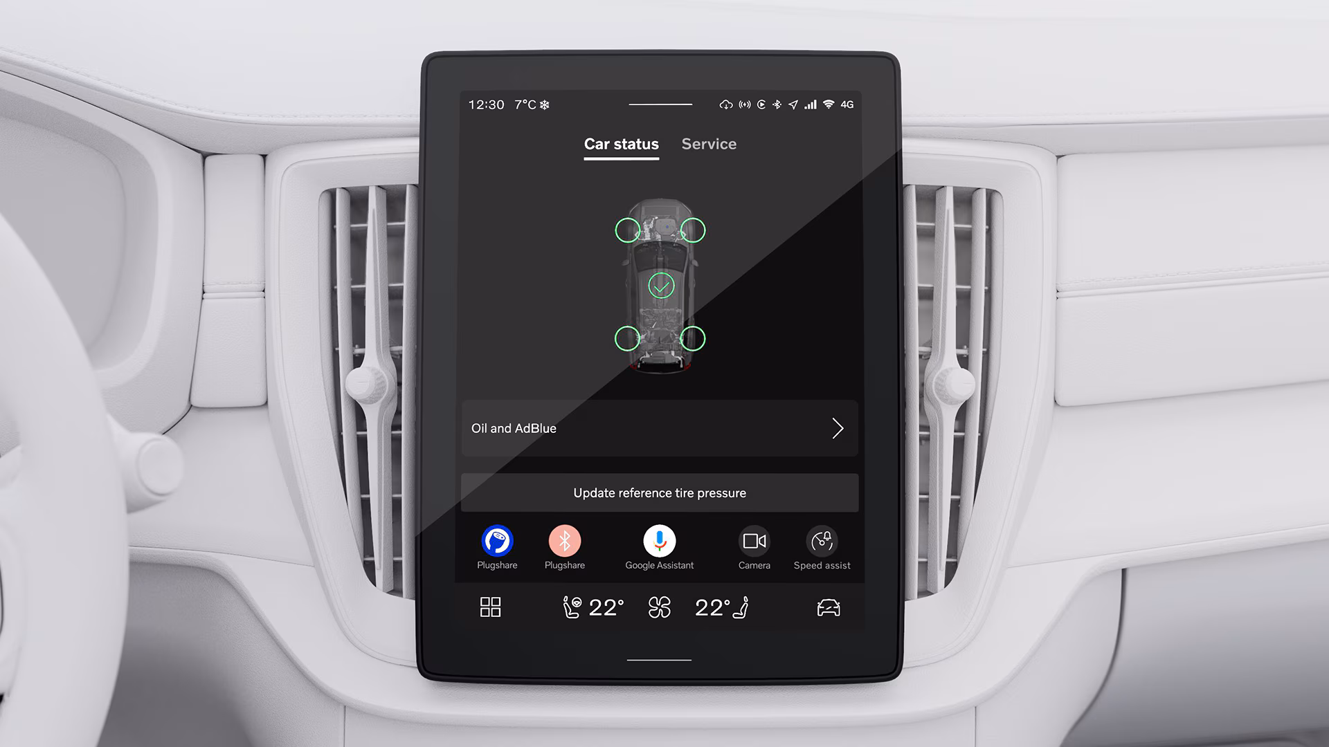 Крупный план центрального дисплея автомобиля Volvo, на котором отображается экран состояния автомобиля с информацией о шинах и обслуживании.