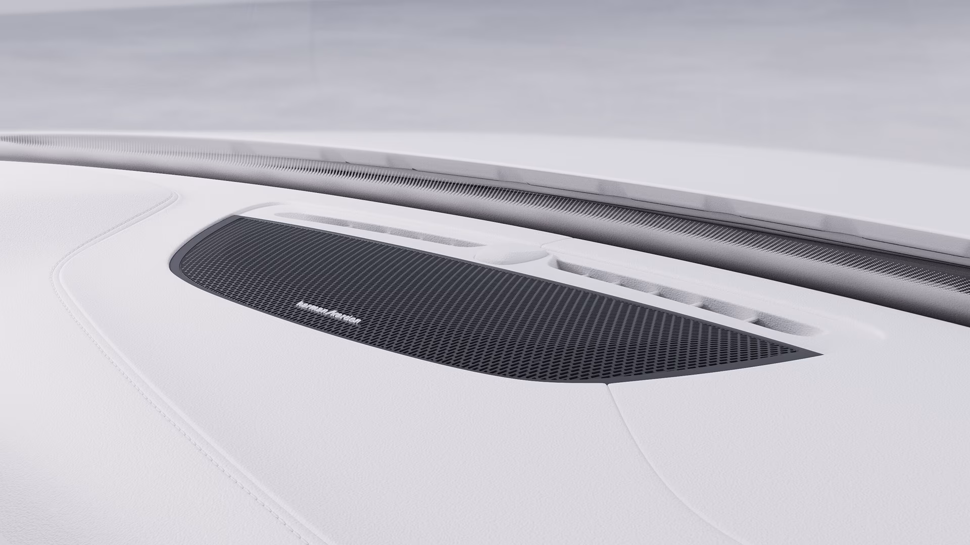 Динамик Bowers & Wilkins, встроенный в приборную панель автомобиля Volvo, крупным планом.