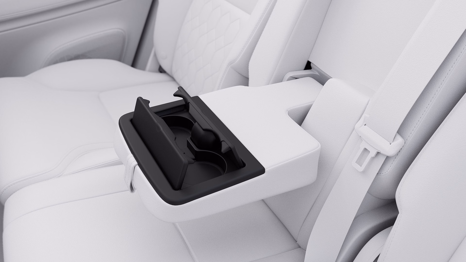 Центральный подлокотник заднего сиденья автомобиля Volvo со встроенными подстаканниками.
