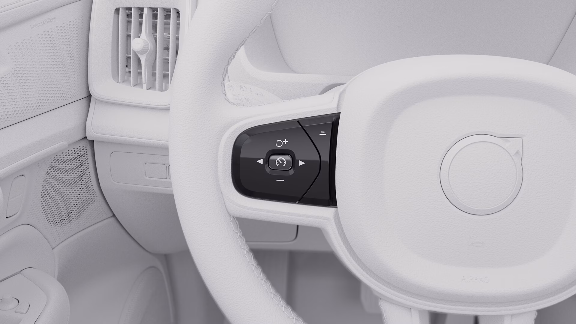 Крупный план рулевого колеса Volvo со встроенными кнопками круиз-контроля и регулировки скорости.