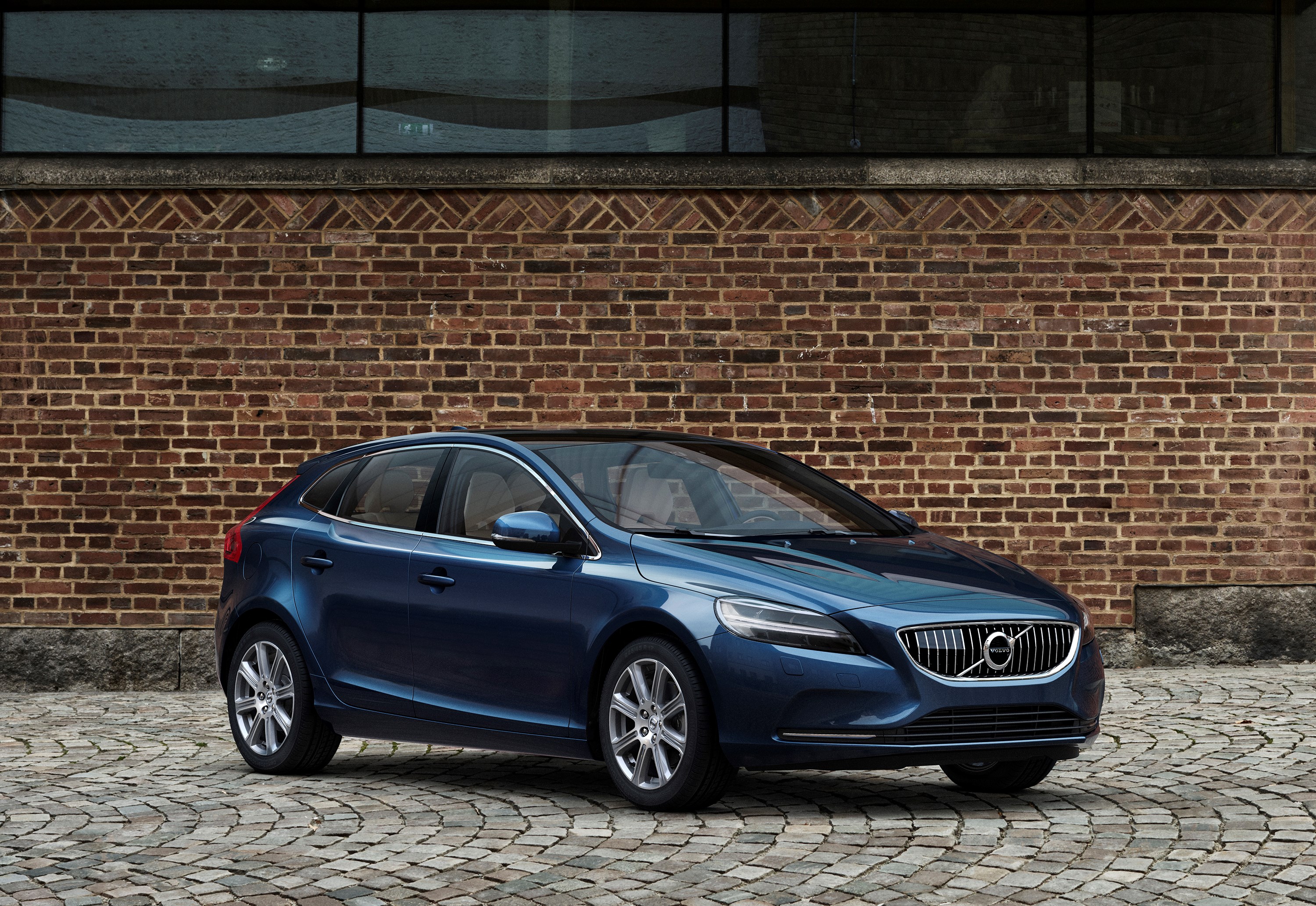 Смотреть видео Volvo V40 Volvo_V40_T5_Inscription_Location_3_4_Front.jpg